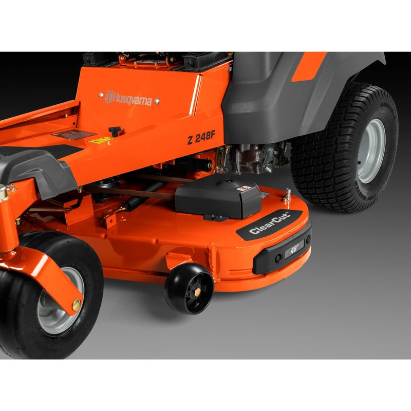 Trator-Cortador-de-Grama-Giro-Zero-Husqvarna-Z248F-Motor-Kawasaki-24HP-Corte-122cm
