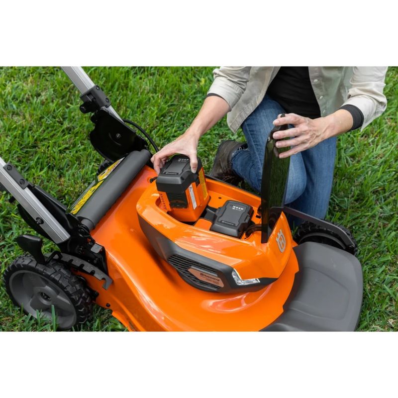 Cortador de Grama a Bateria 36V Husqvarna LE322R com Recolhedor Sem Bateria