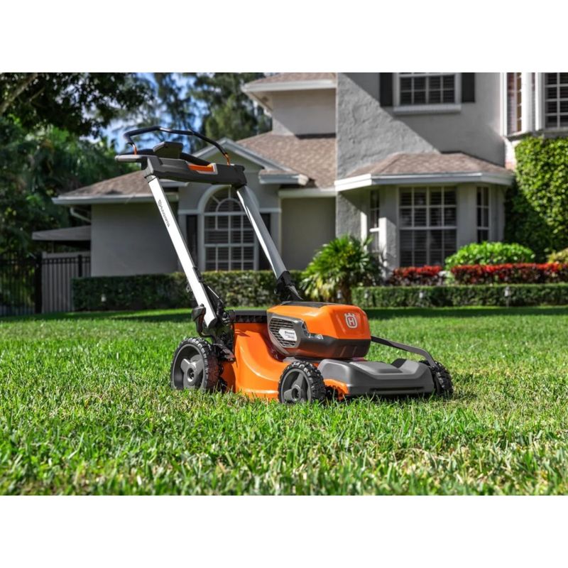 Cortador de Grama a Bateria 36V Husqvarna LE322R com Recolhedor Sem Bateria